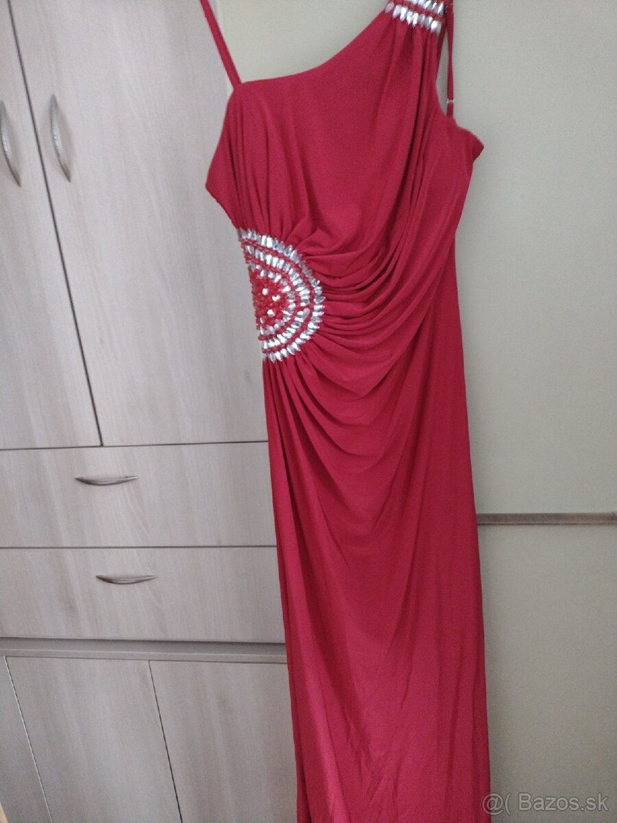 Predám dobrom stave spoločenské šaty veľkosť 42