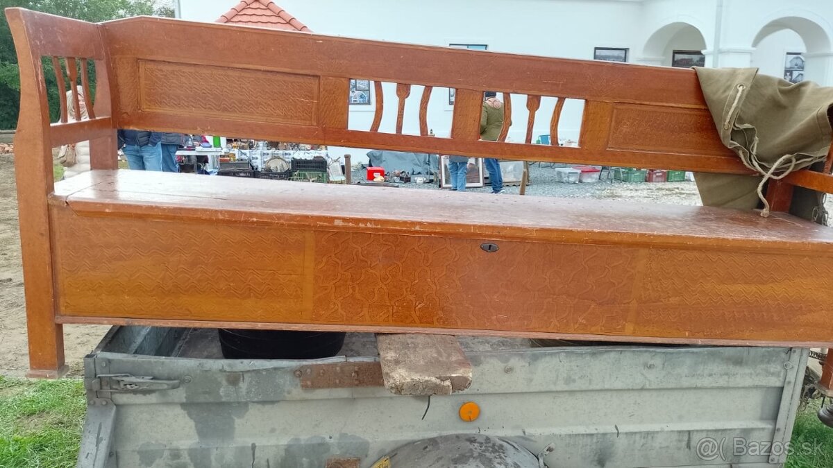 Drevené lavice s uložným priestorom
