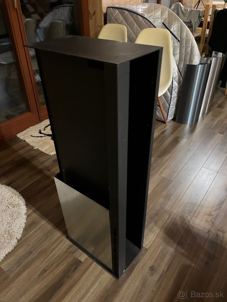 Predám kvalitný železný zasobnik na drevo ku krbu/peci