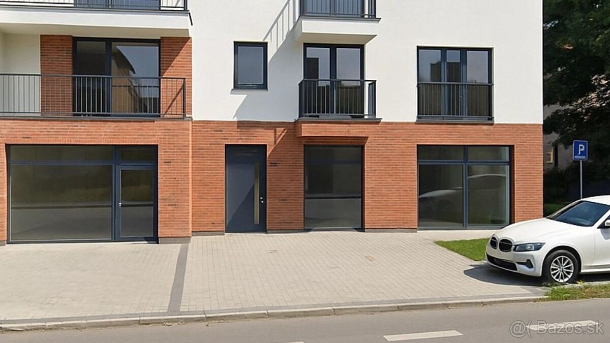 Rozostavaná polyfunkčná budova v centre Hlohovca