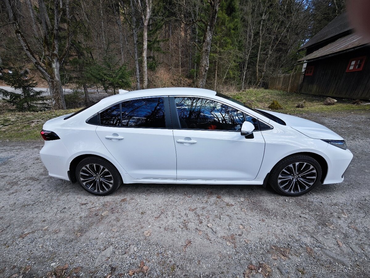 predam TOYOTA Corolla 1,8 hybrid STYLE 2024, len 4700km