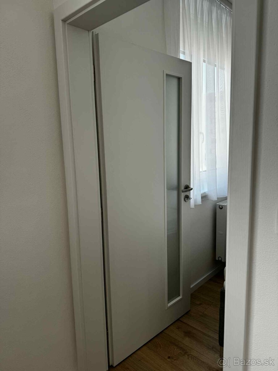 Predám biele interierové dvere (80, pravé) aj so zárubňou