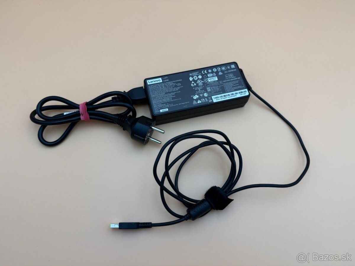 Originálna nabíjačka na notebook LENOVO hranatá 135W.