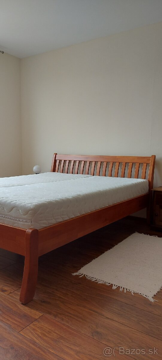 Manželská postel z masívu
