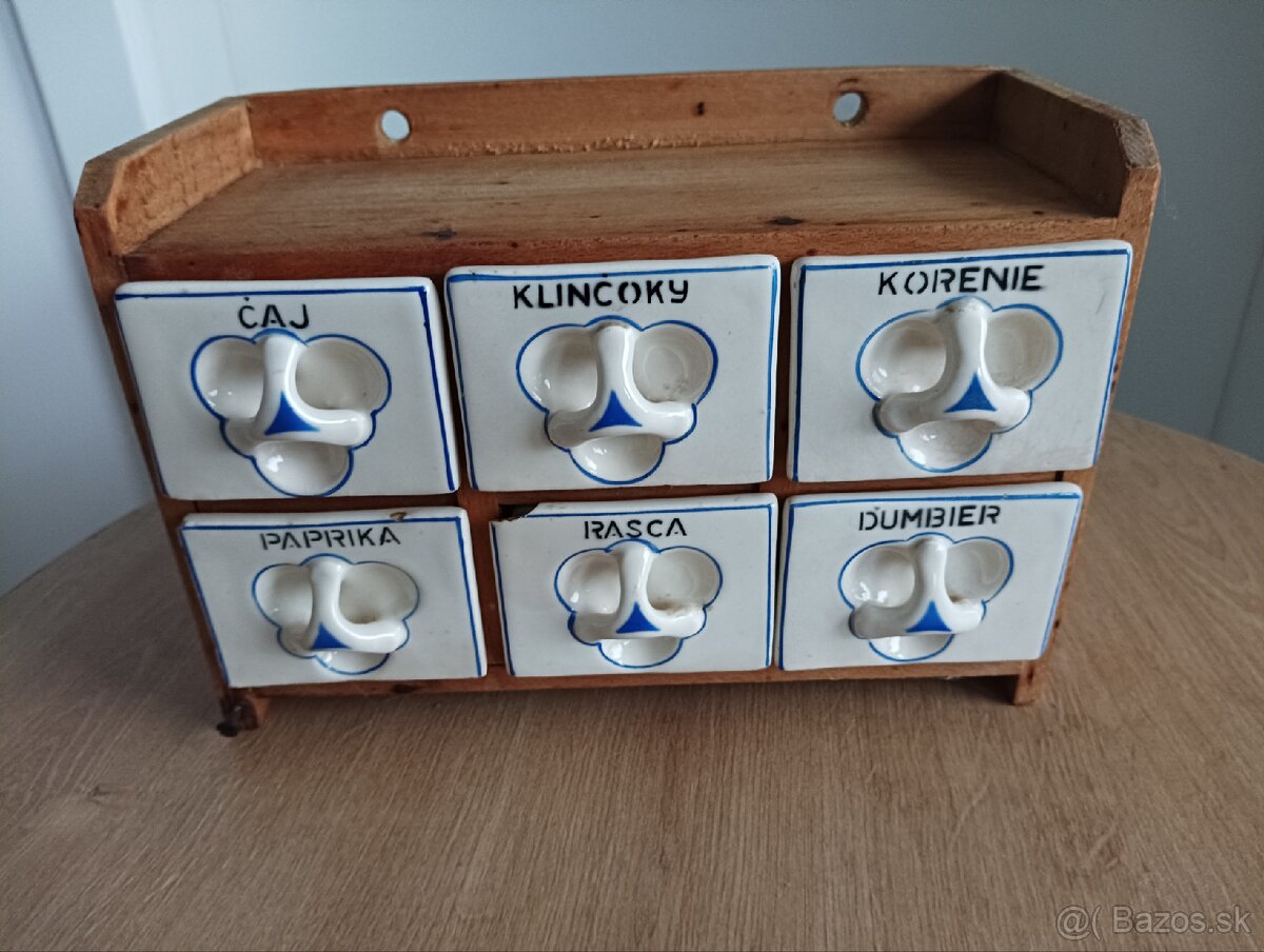 Polička s keramickými koreničkami - Ditmar Urbach