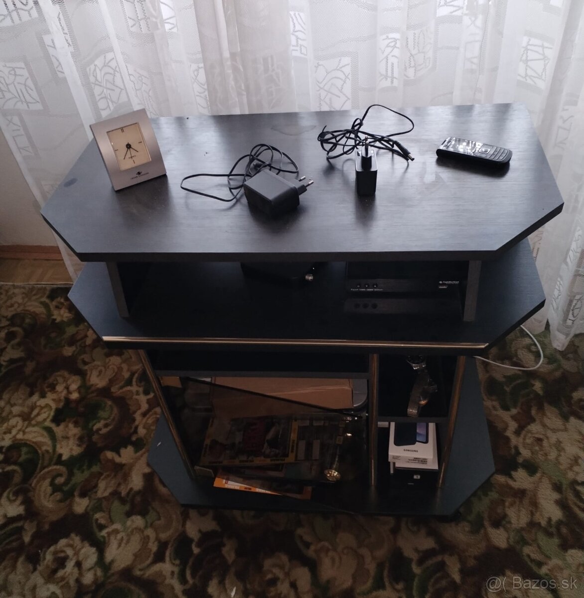 Stolík pod TV