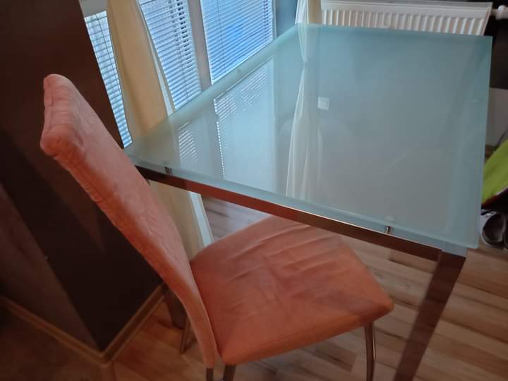Sklenený jedálenský stôl so 4 stoličkami