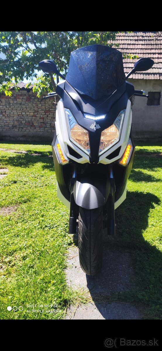 Adamoto T9 maxi skúter