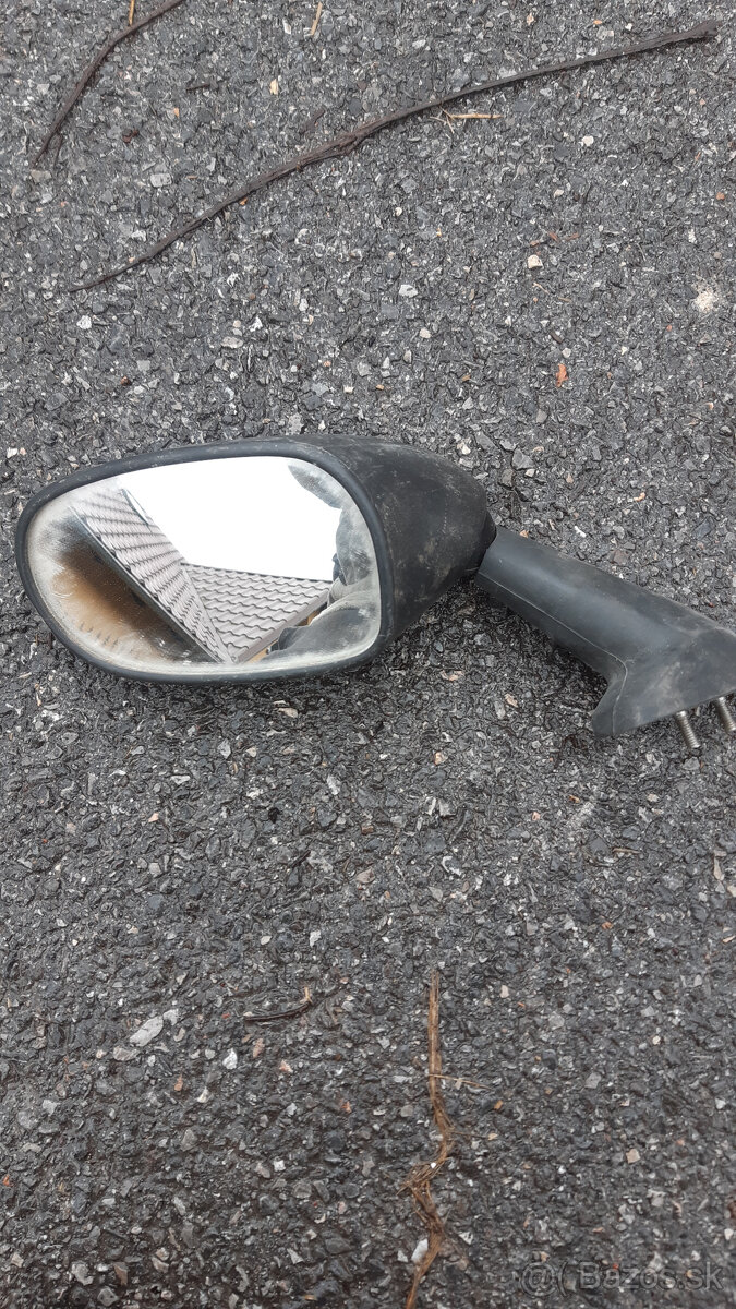 Zrkadlo na motorku