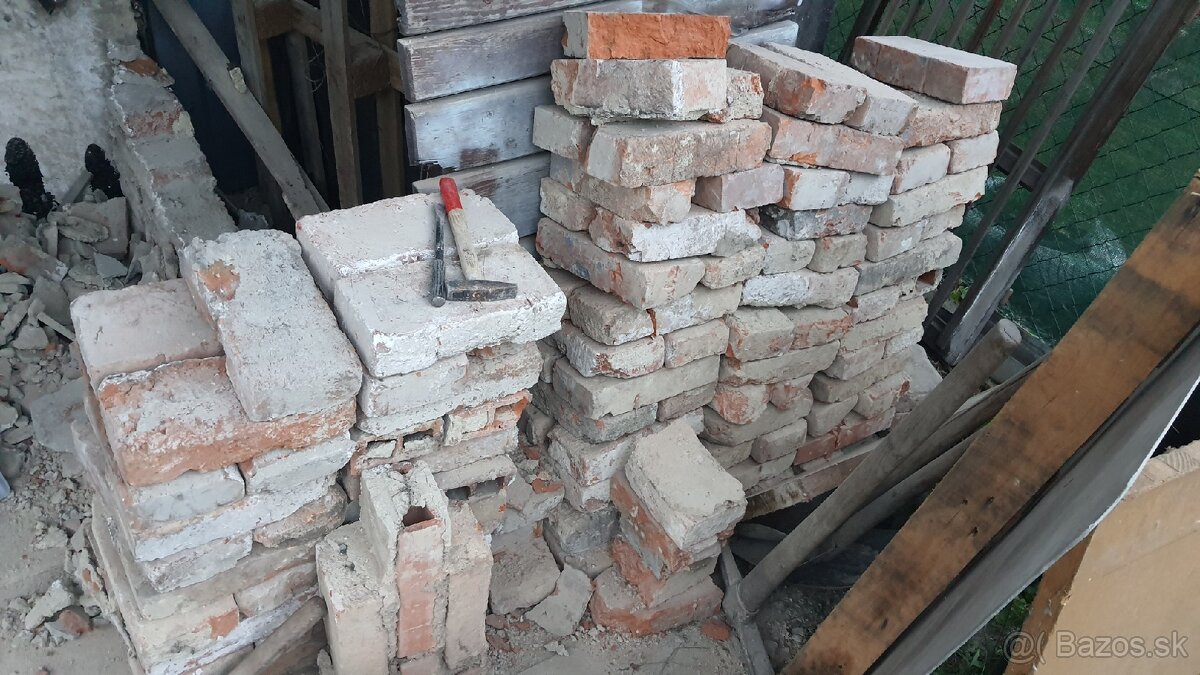 Darujem s laskou cistene (nie idealne) stare tehly.🧱