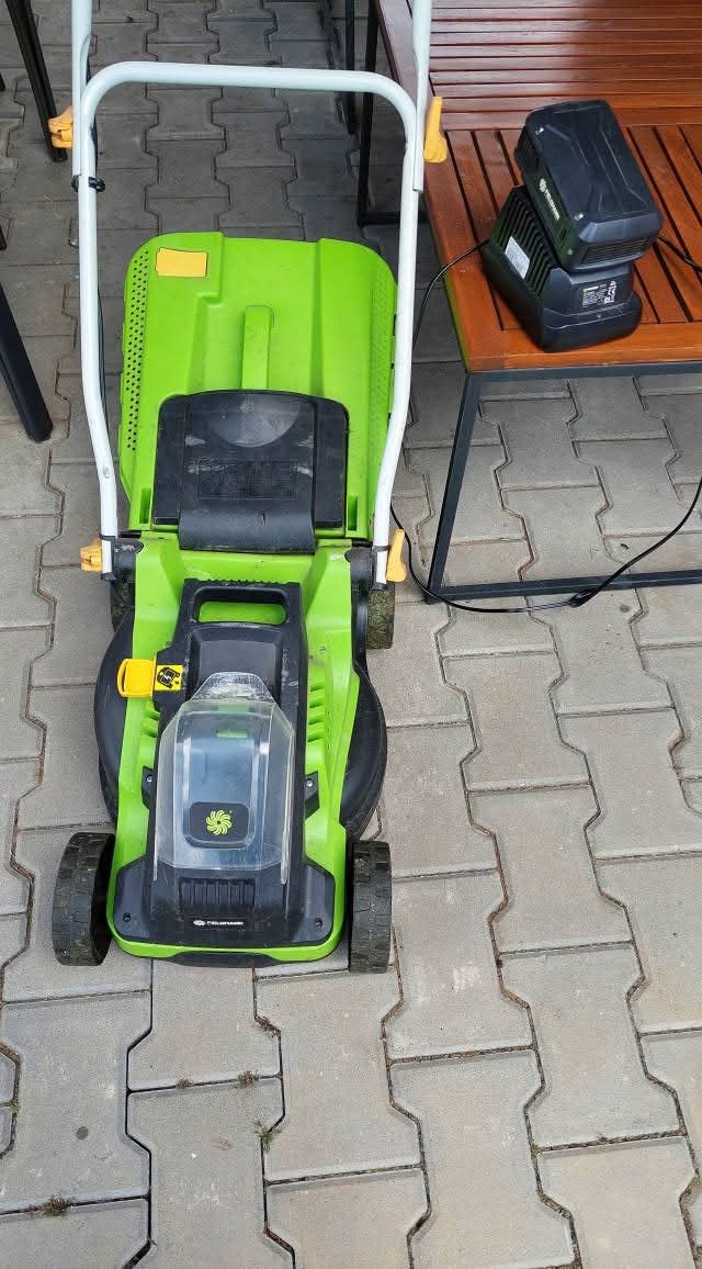 Predám aku kosačku fieldmann
