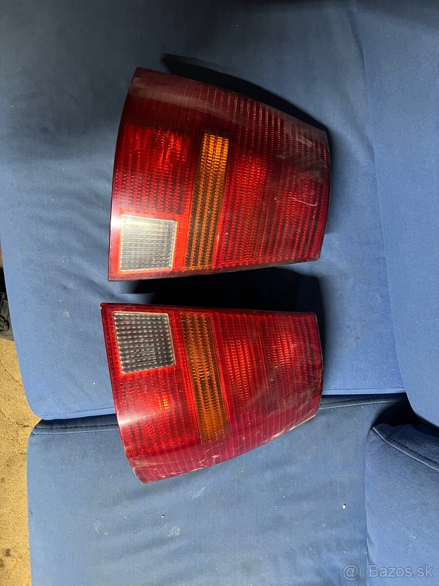 Predám zadné svetla Golf/Bora 4 kombi.