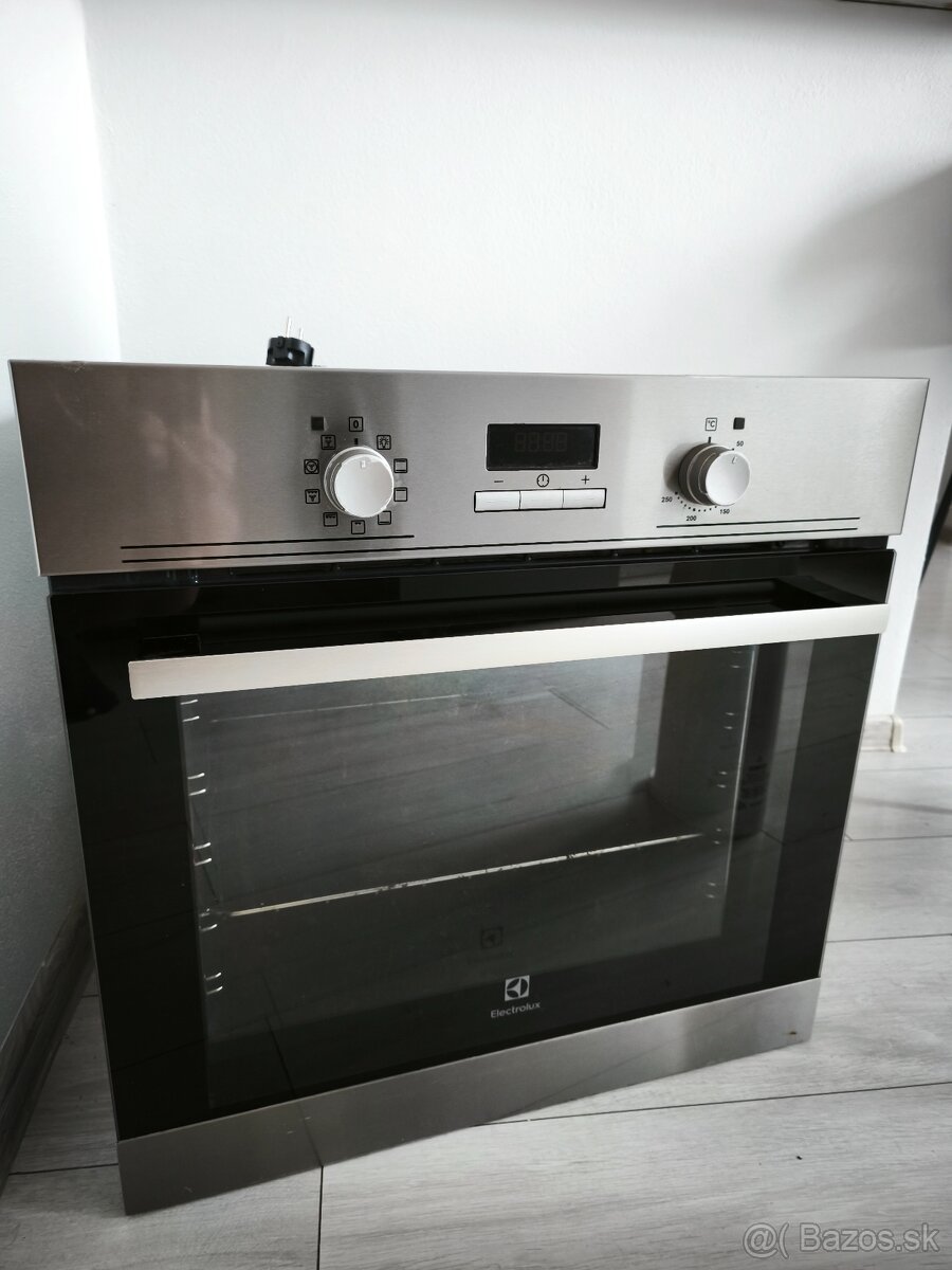 Predám vstavanú rúru Electrolux EOA43400X