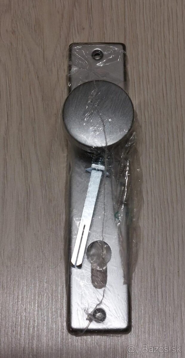 Štít na dvere s guľou