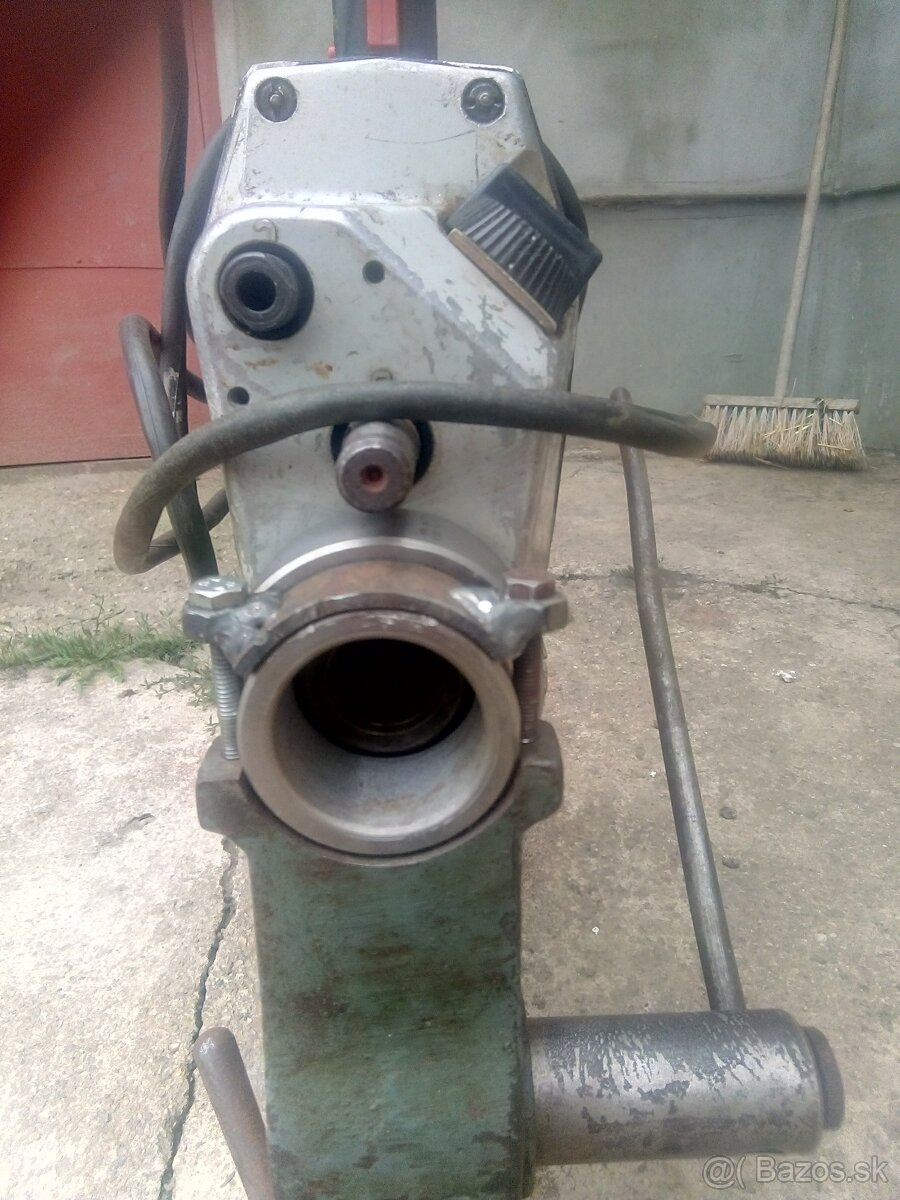 Predám stojan vrtačku.