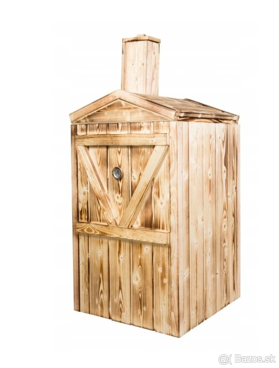 Drevená udiareň s ohniskom