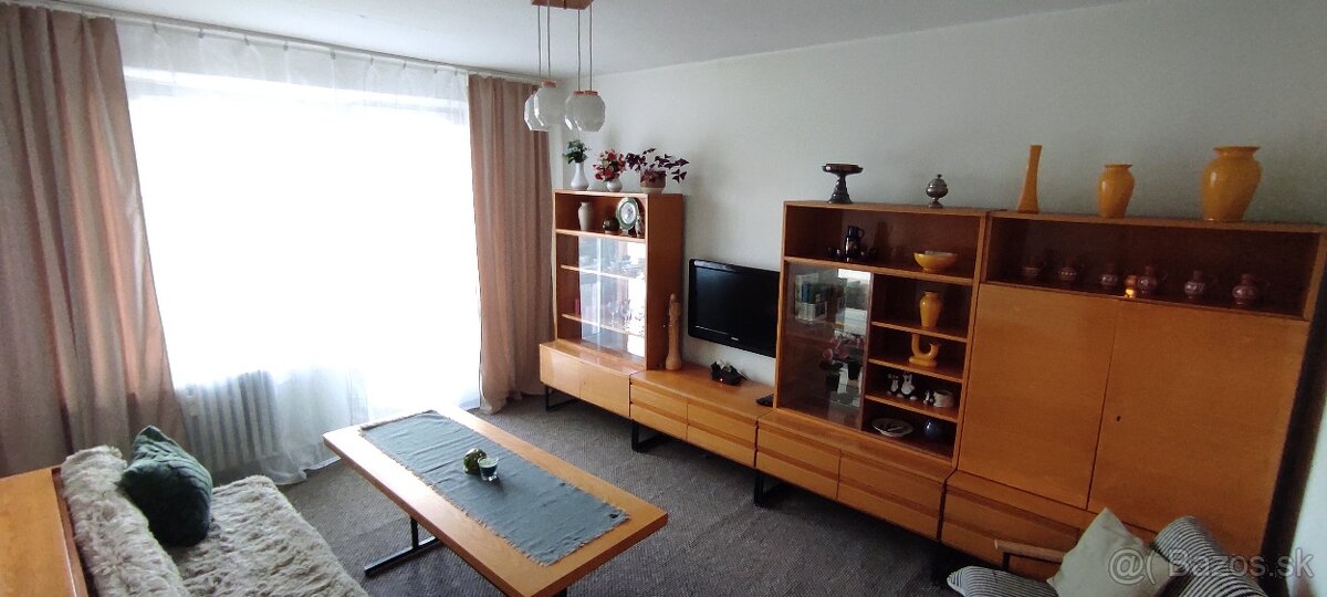 Prenájom 2-izbový byt Brezno, 58m2, 5. poschodie, 2 balkóny,