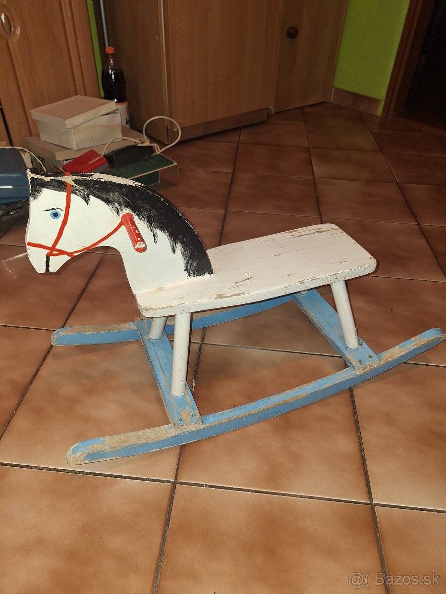 Starý drevenný hojdací koník