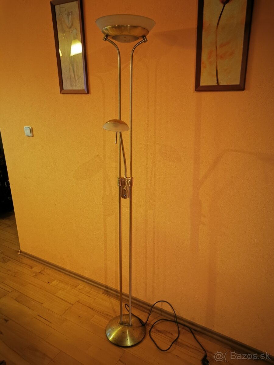 Stojaca lampa zlatu