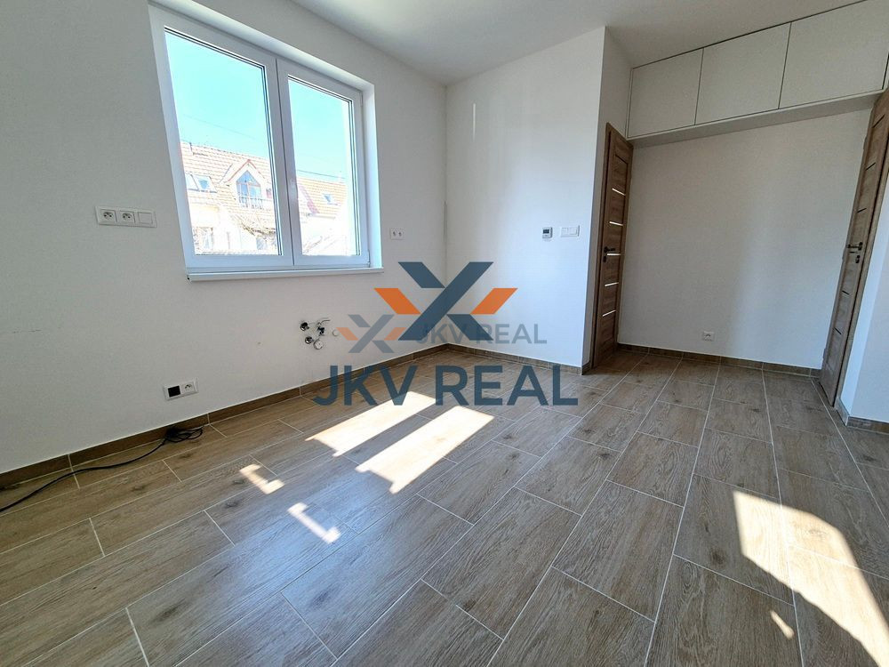 PREDAJ NOVÝ 2-IZBOVÝ BYT V RODINNOM DOME  S VLASTNOU ZÁHRADO