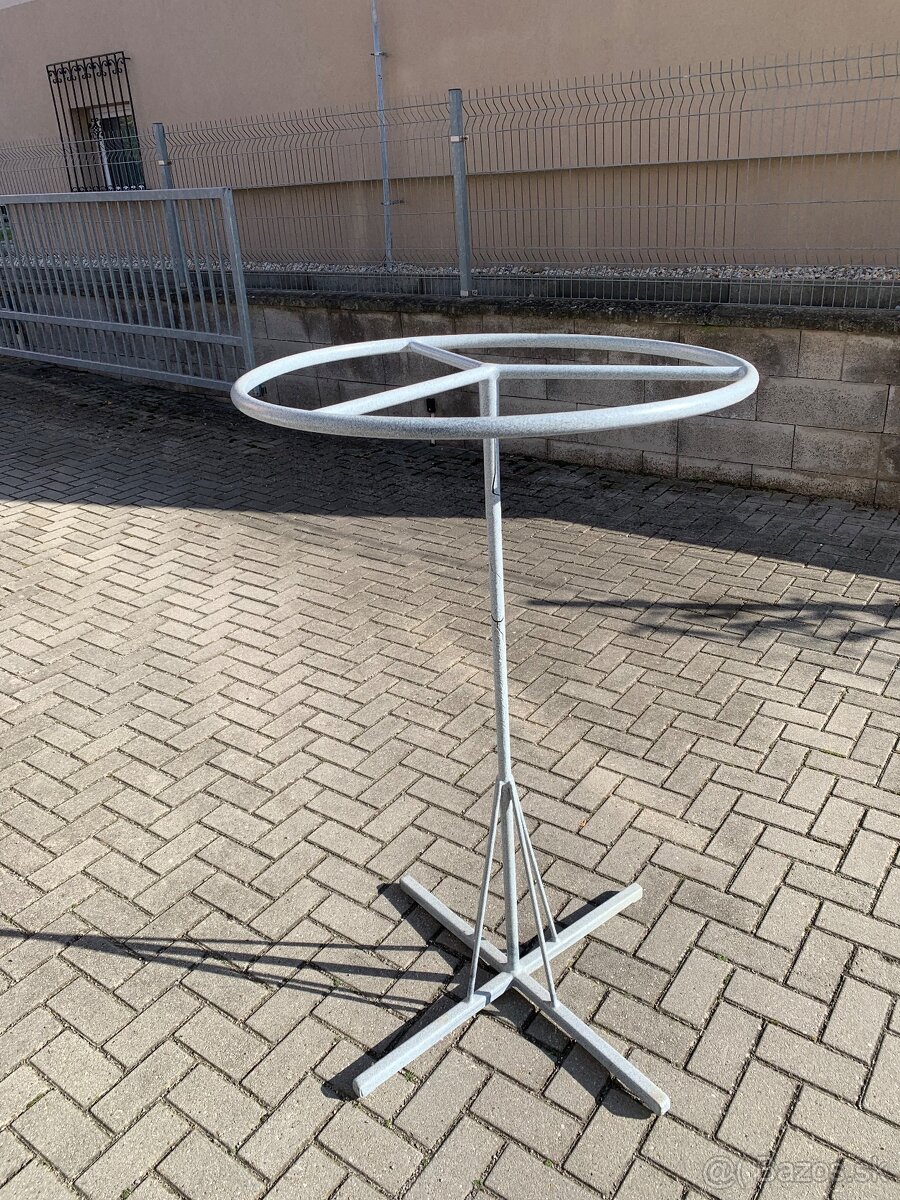 Vešiak na šaty otočný