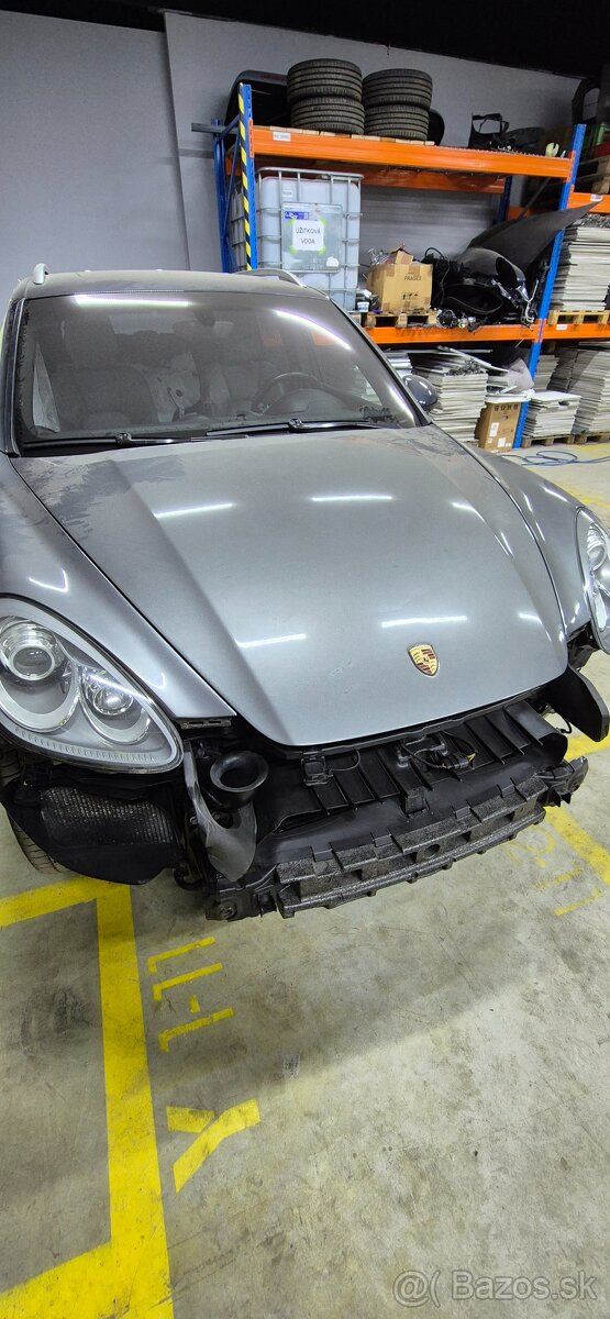 Porsche Cayenne 958 predná kapota