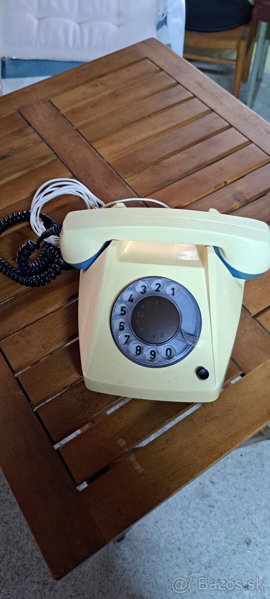 Telefón