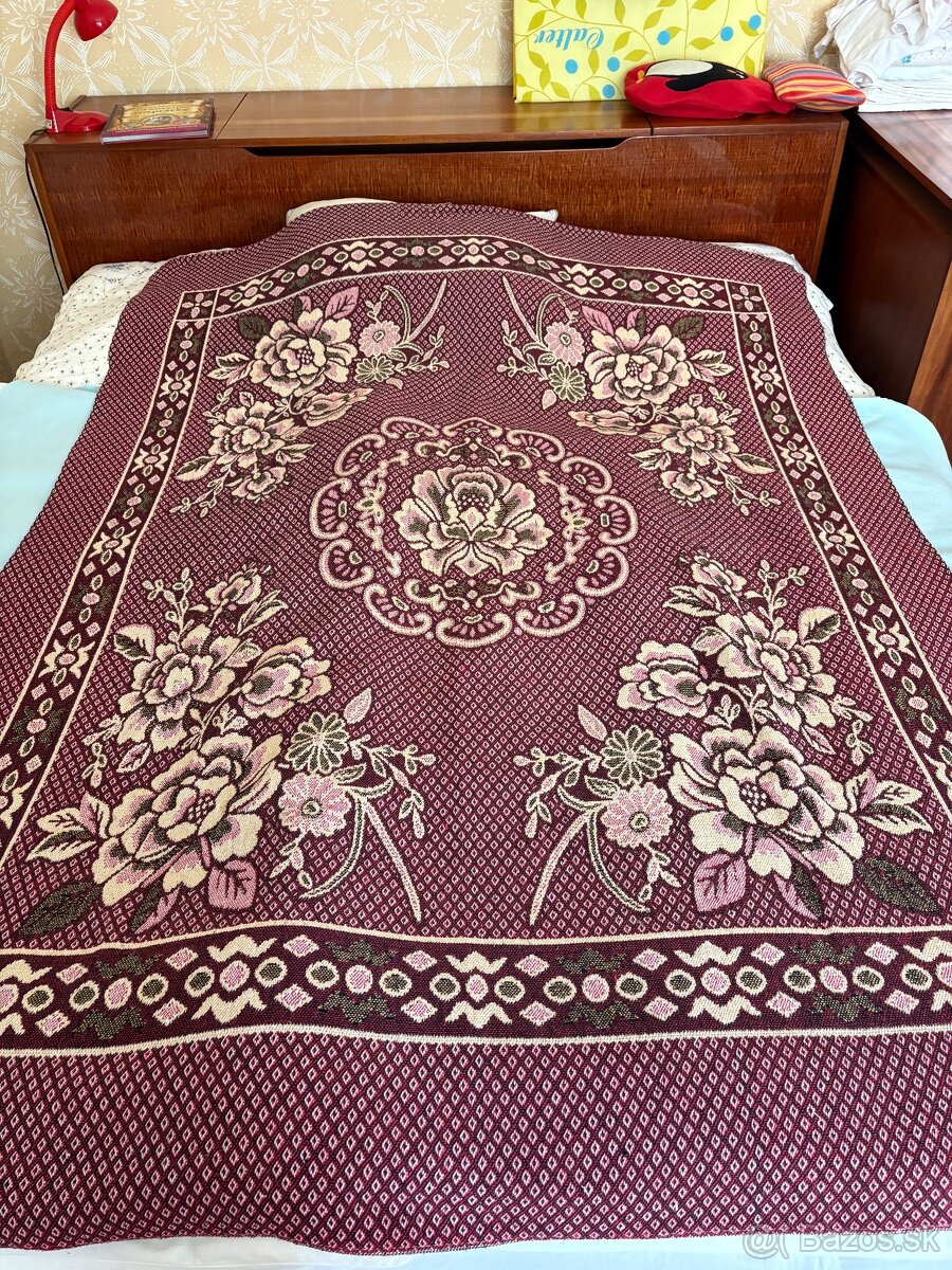 Starodávny retro prehoz cez postel