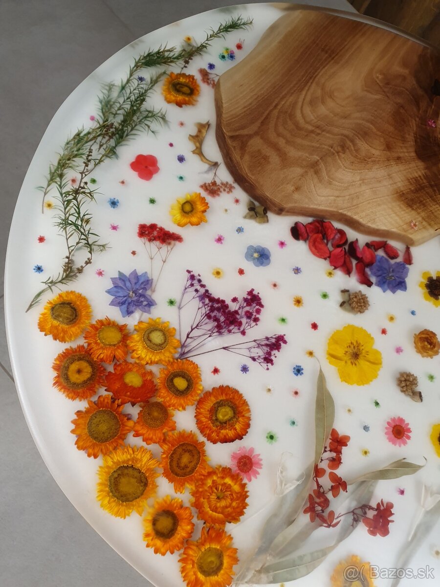 epoxidový stôl s orechom a kvetmi, hodiny z epoxidu