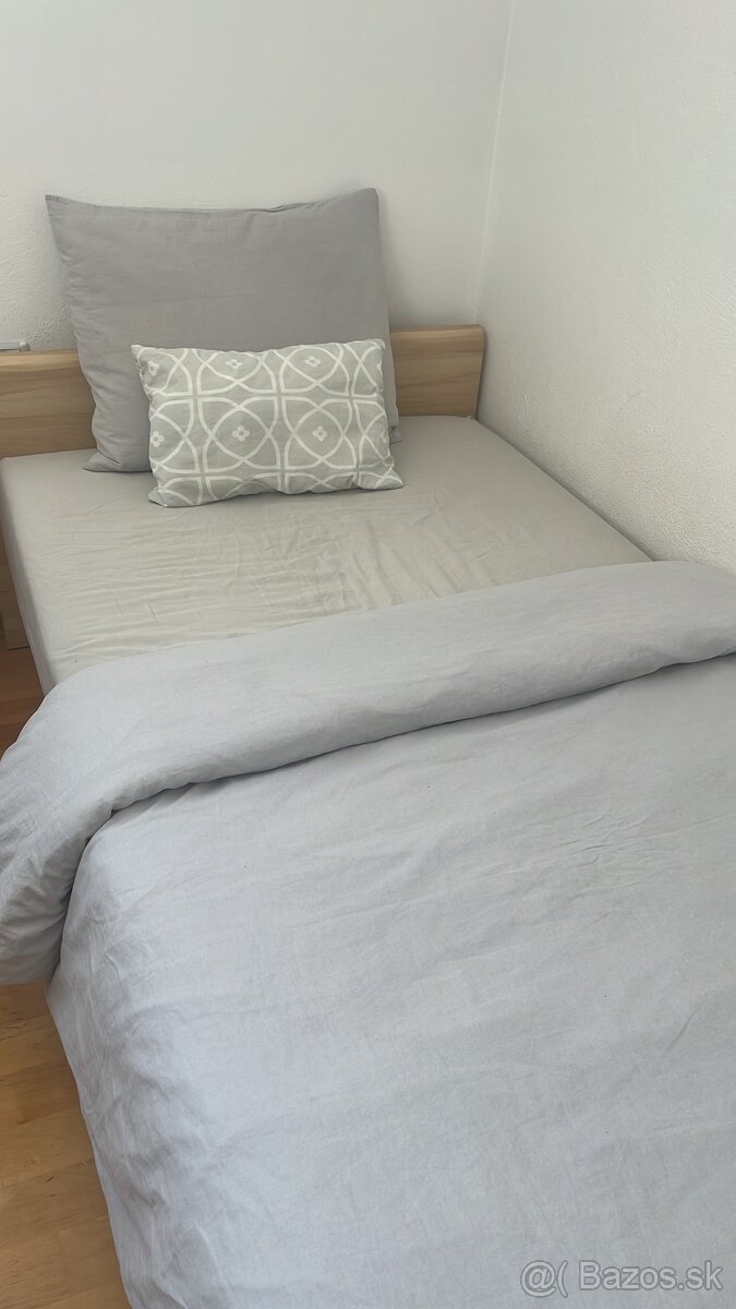 Posteľ