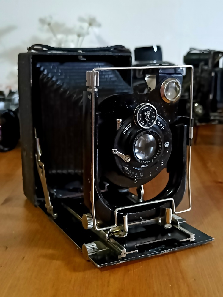Starý fotoaparát (H.Roussel Paris Stylor 135 mm f 6,3) -1920
