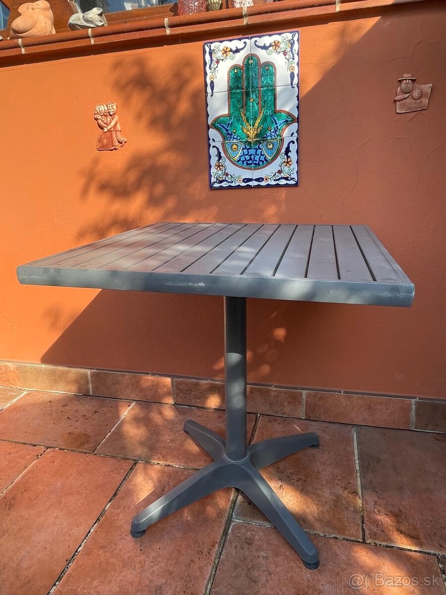 Kovový záhradný stôl 70x70 cm