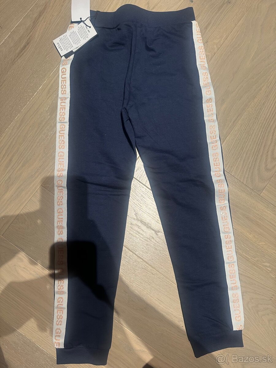 Úplne nové Guess tepláky s vysačkami. Veľkosť 6-7 rokov.