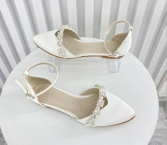 Trendyol biele strieborne balerinky na zapinanie 42