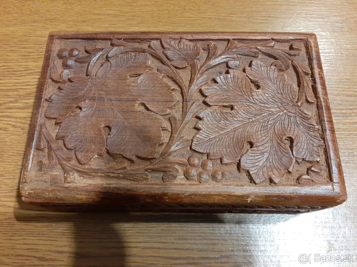 Šperkovnica vyrezávaná