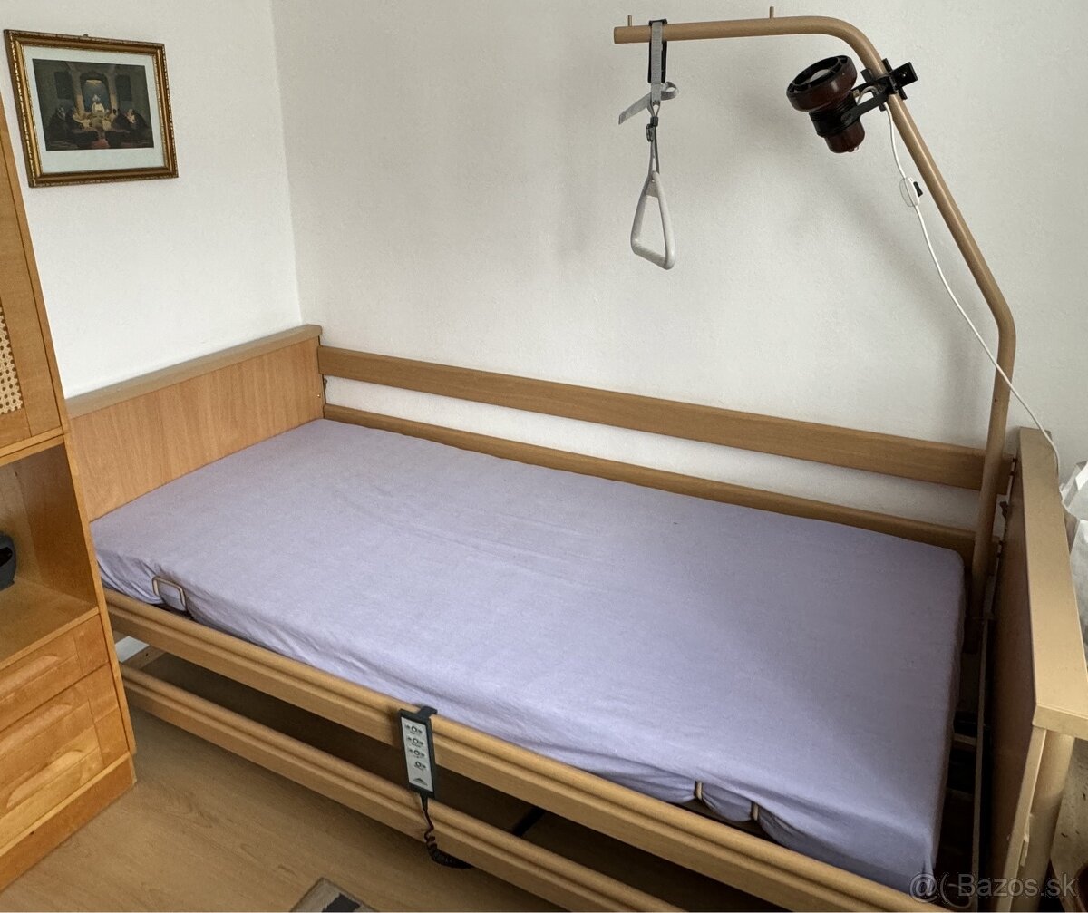 polohovatelna postel pre leziaceho pacienta