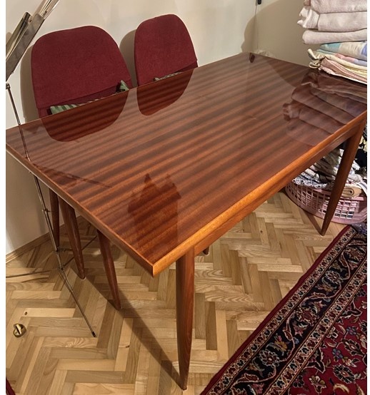 Elegantny jedalny set so 4 stolickami