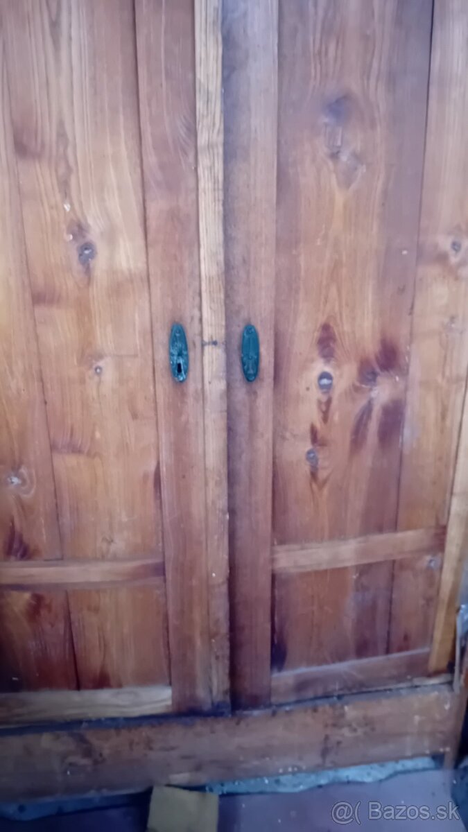 Starožitna skriňa