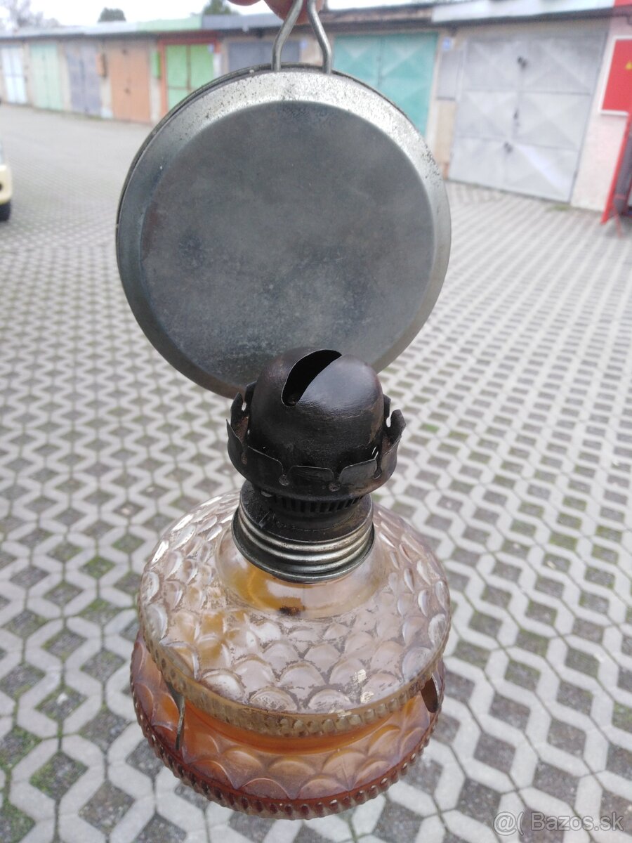 Stará, velká starožitná petrolejová lampa,