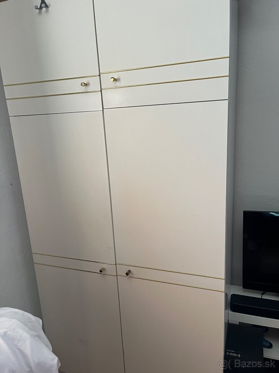Predám nočné stolíky a skriňu