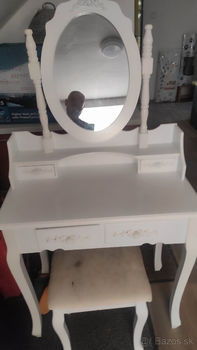Kozmetický stolík