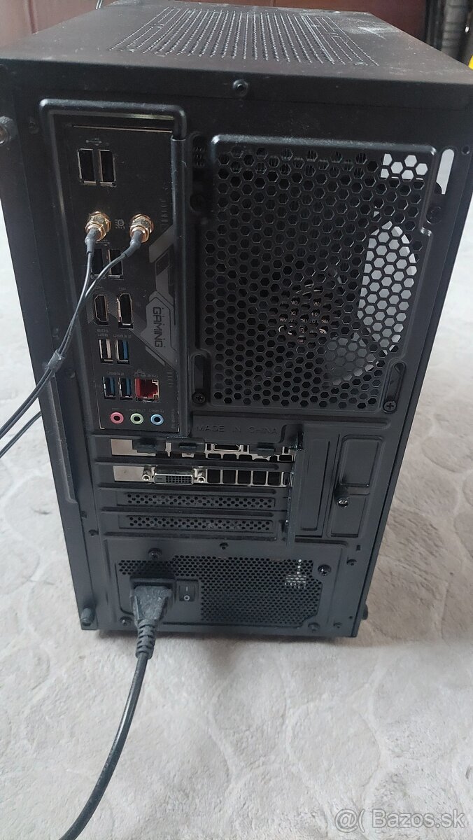 Počítač PC Gigabyte a monitor Lenovo 27