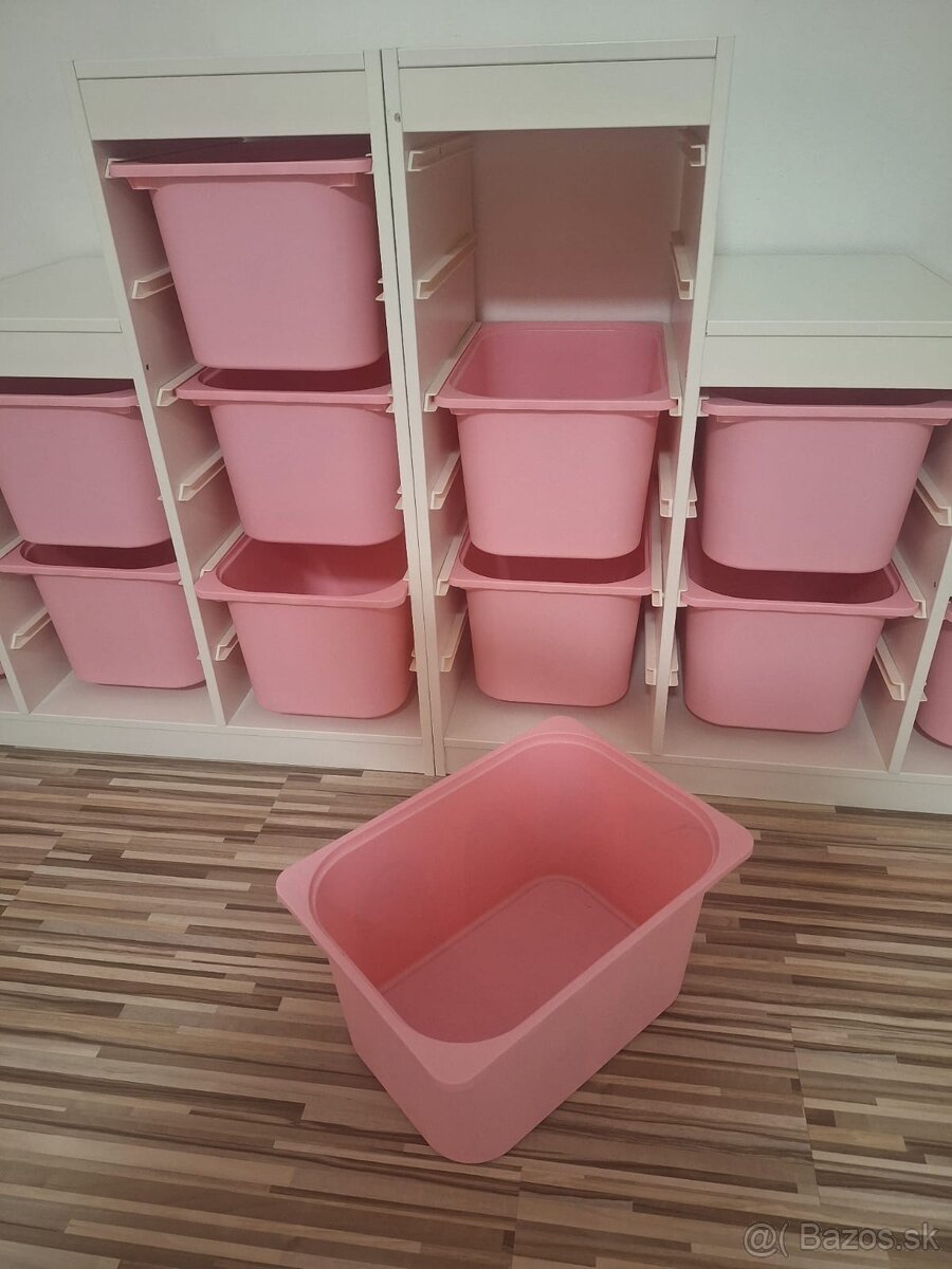 Regál s ružovými boxami