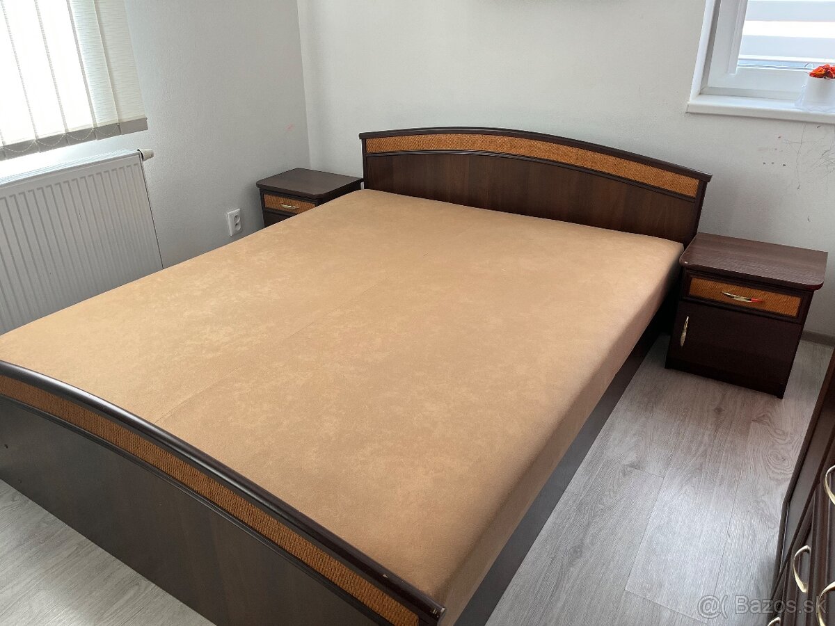 Manželská posteľ, nočné stolíky, komoda