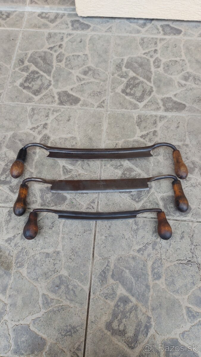 Stary obojručný nôz značený.