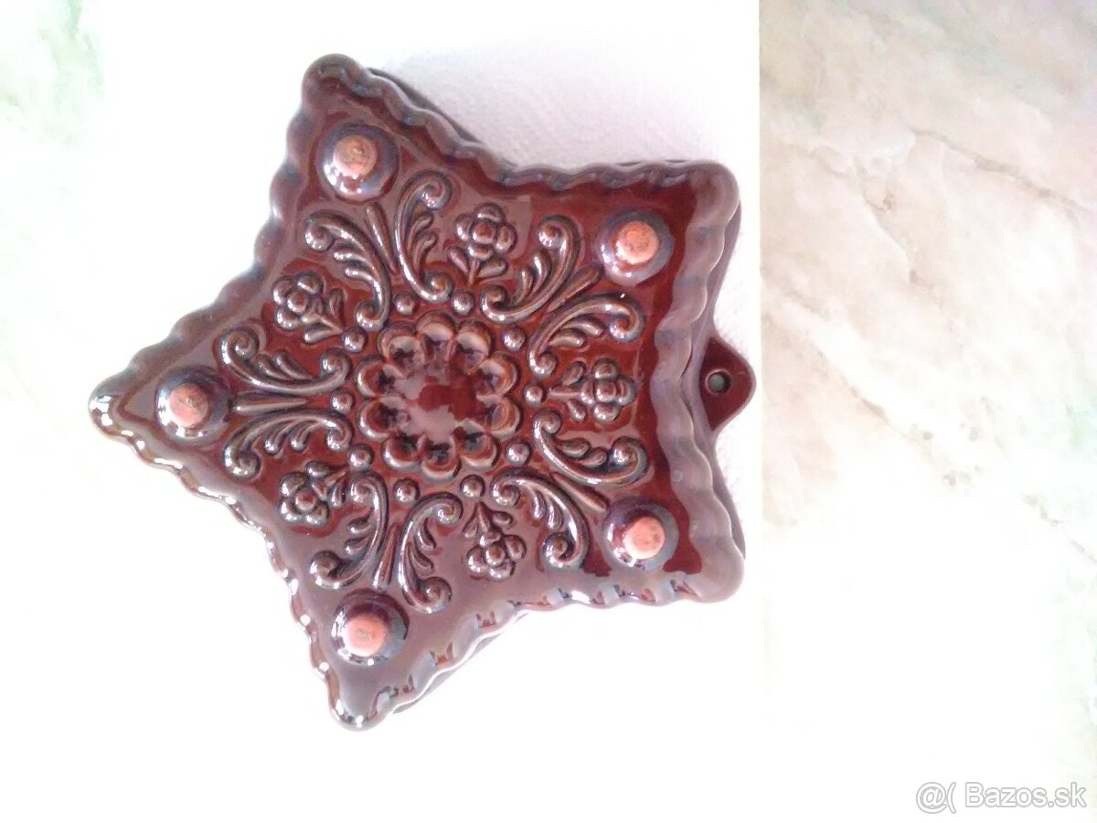 Staré vianočné dekorácie na pecenie