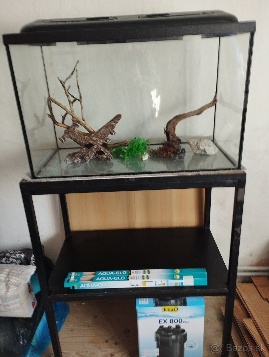 predam akvarium 160l.