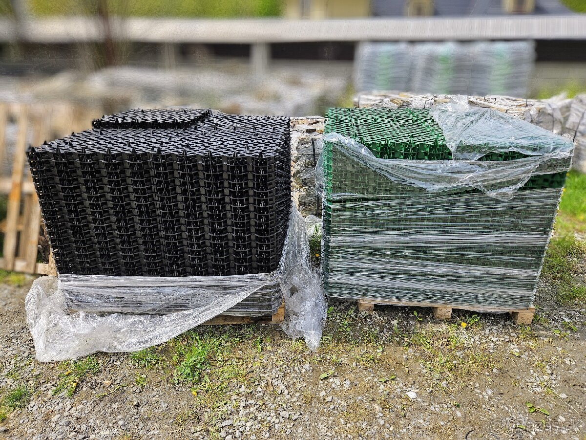 Plastové zatravnovače zelené