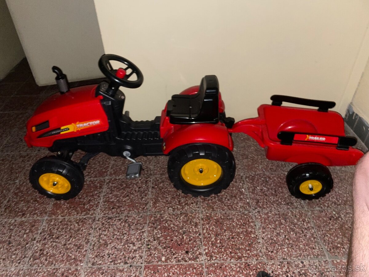 Traktor so štiepkovačom