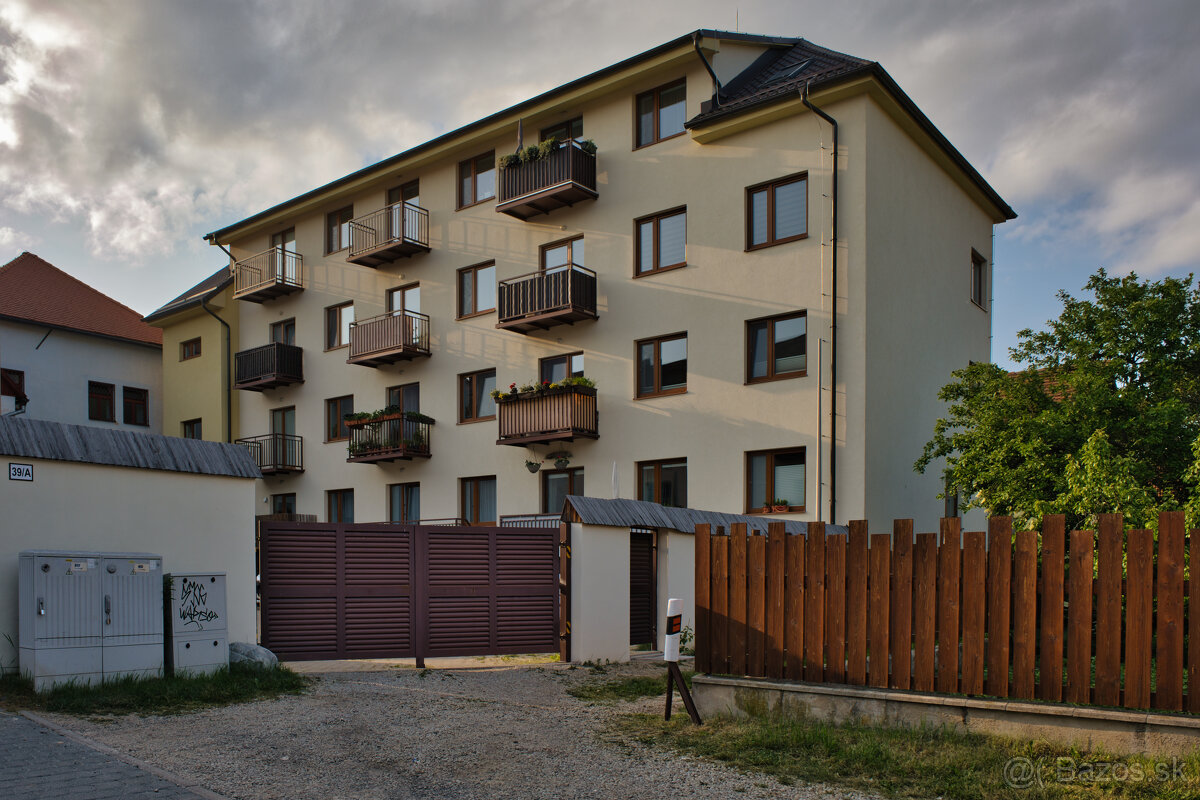Prenájom: Štúdio v centre Kežmarku, 30 m²+balkón+parkovanie